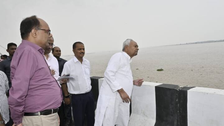 मुख्यमंत्री नीतीश कुमार ने सड़क मार्ग से शुक्रवार को पटना के आसपास गंगा नदी के बढ़ते जलस्तर का जायजा लिया.