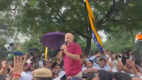 सिसोदिया ने कहा कि संविधान के दम पर अरविंद केजरीवाल पर जेल से बाहर आएंगे.