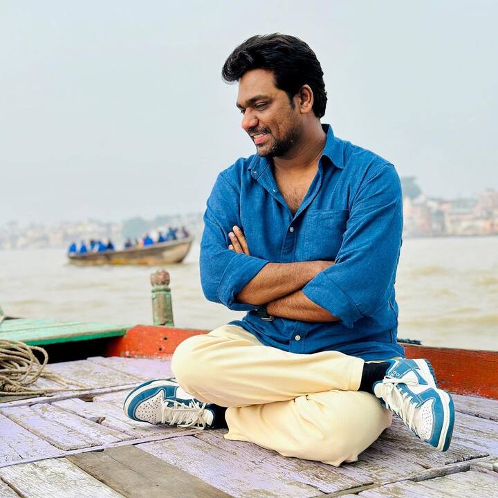 इसके अलावा जाकिर खान ने 'द कपिल शर्मा शो' में अपने स्ट्रगल की कहानी बयां करके अपने फैंस को इमोशनल भी कर दिया था. उन्होंने बताया था कि 'जब वह पहली बार स्टेज पर परफॉर्म कर रहे थे, तब दो मिनट के अंदर ही उन्हें स्टेज से हटा दिया गया था और लोगों ने कहा था कि आज के बाद यहां दिखाई मत देना.'
