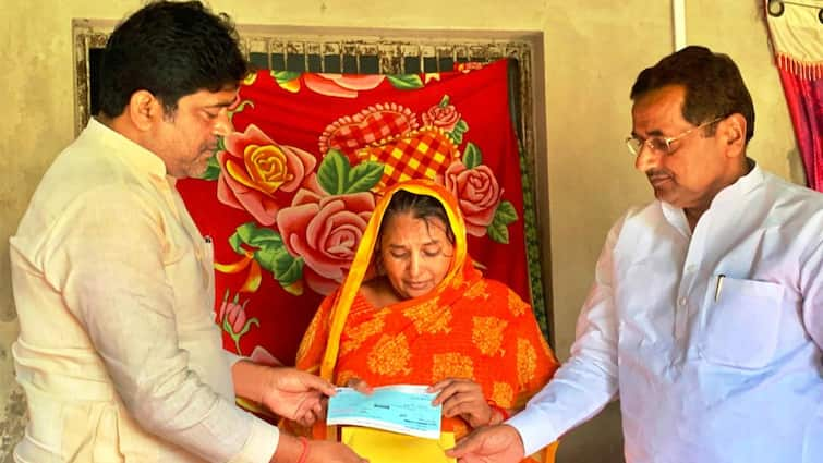 Basti Samajwadi Party Leader and MLA Met Mohit Mother and Handed over a cheque of Rs 2 lakh ANN बस्ती में सपा नेताओं ने मृतक मोहित की मां से की मुलाकात, 2 लाख रुपये का चेक भी सौंपा