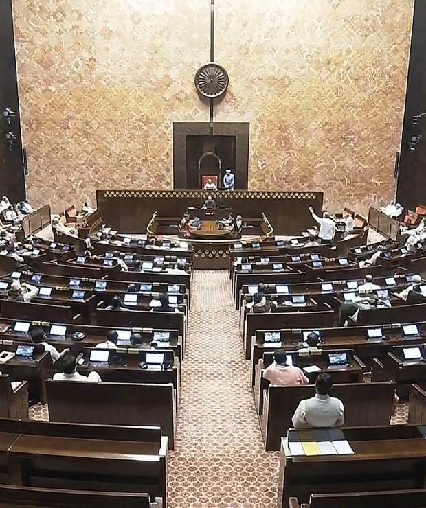 सरकार ने गुरुवार (8 अगस्त, 2024) को राज्यसभा को बताया कि फर्जी प्रमाण पत्र के जरिए सरकारी मंत्रालयों और विभागों में नौकरी पाने की शिकायतें सामने आ रहीं हैं.