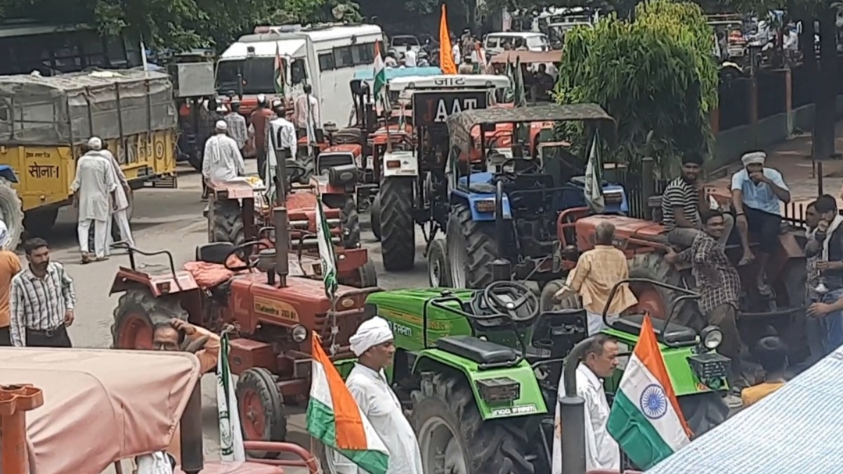 मेरठ में किसानों ने ट्रैक्टर तिरंगा मार्च निकालकर भरी हुंकार, रात में भी जारी है धरना