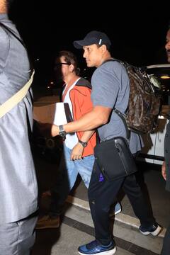 एयरपोर्ट पर सुपर स्टाइलिश लुक में नजर आए SRK, रेड जैकेट के साथ डेनिम में डैपर लगे किंग खान