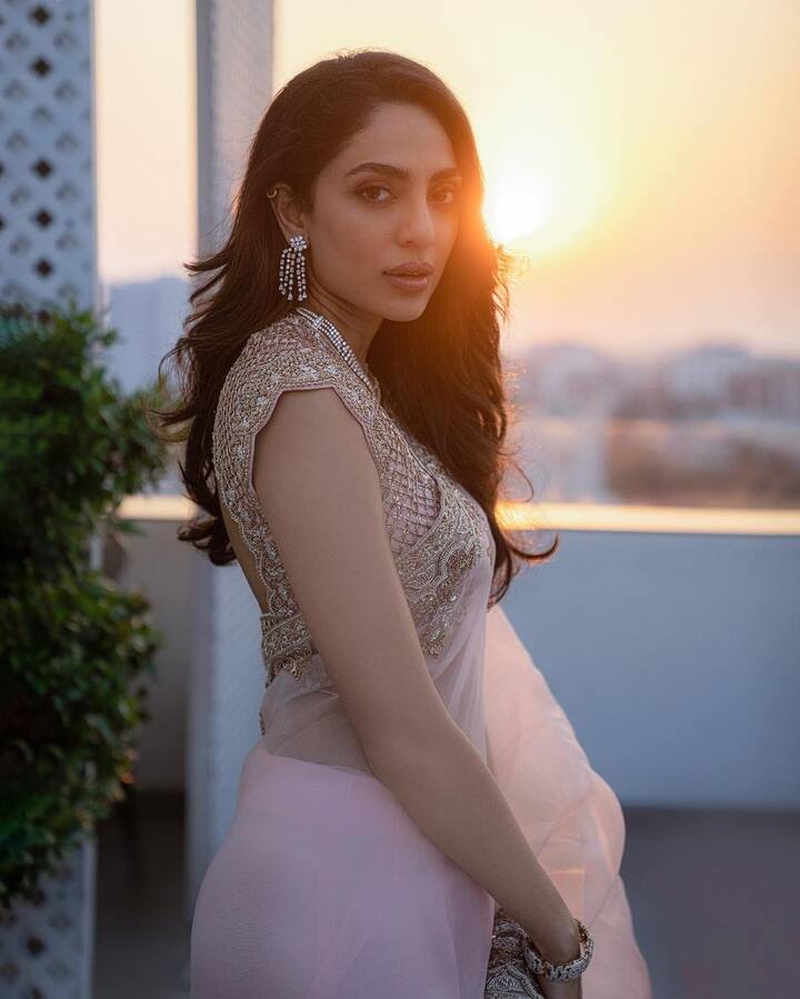 हैवी वर्क वाले ब्लाउज के साथ ऑर्गैंजा साड़ी पहने एक्ट्रेस बला की खूबसूरत दिख रही थीं.