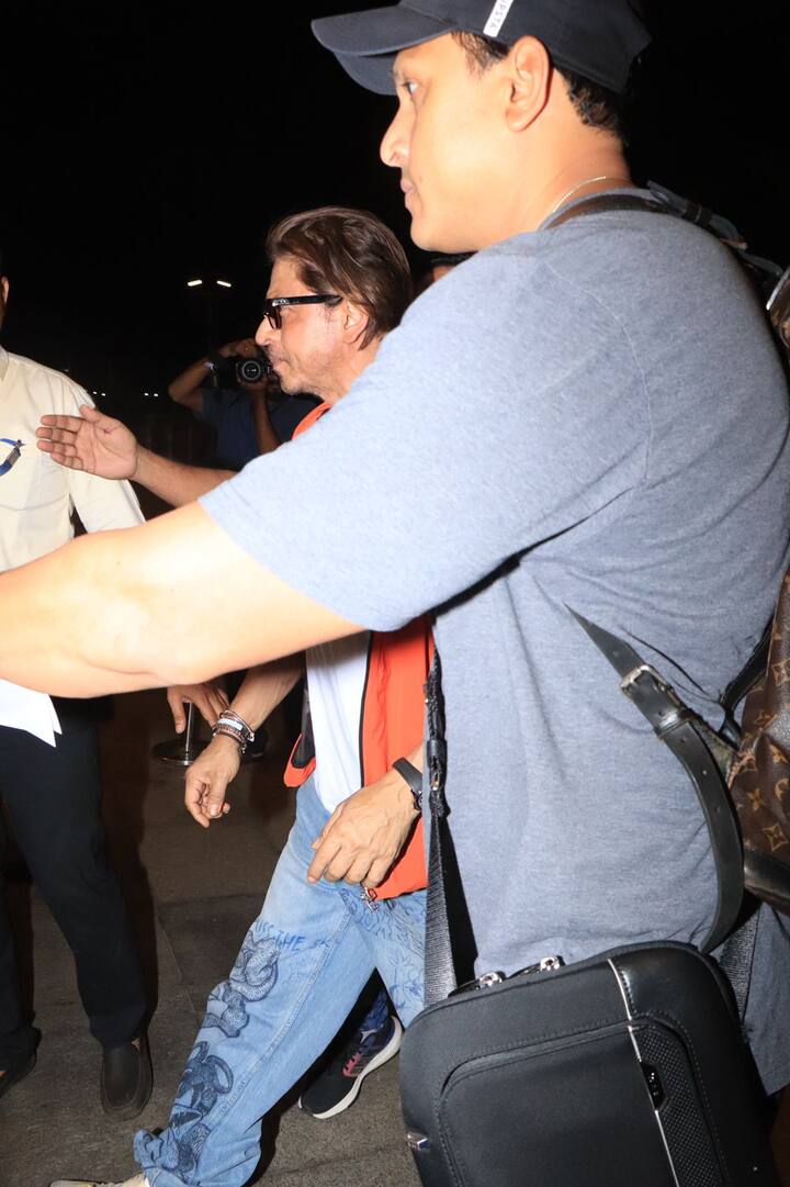 Shahrukh had tied his hair in a small ponytail. He was wearing black sunglasses. He looked dapper in this look.