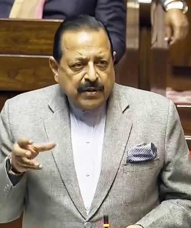 पूजा खेडकर पर दिव्यांगता और अन्य पिछड़ी जाति या ओबीसी के कोटे का गलत इस्तेमाल करने का भी आरोप है.