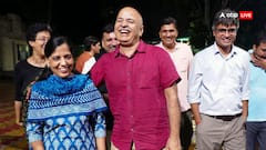 जेल से निकलने के बाद सीएम केजरीवाल के परिवार से मिले मनीष सिसोदिया, देखें तस्वीरें