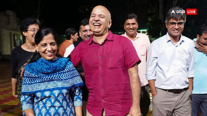 Manish Sisodia Released: तिहाड़ जेल से रिहा होने के बाद मनीष सिसोदिया CM अरविंद केजरीवाल के घर पहुँचे जहाँ सीएम की पत्नी ने उनका स्वागत किया। सिसोदिया ने केजरीवाल के माता-पिता से आशीर्वाद लिया.