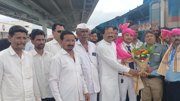 विघनवाडी ग्रामस्थांच्या चेहऱ्यावरील आनंद यावेळी लपत नव्हता. आता, सर्वांना आतुरता आहे ती परळीपर्यंत ही रेल्वे पोहोचण्याची.