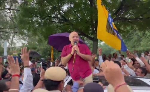 ‘केजरीवाल, केजरीवाल’ के नारों के बीच सिसोदिया ने कहा, ‘‘हमने संविधान के माध्यम से इस कानूनी लड़ाई को तार्किक अंजाम तक पहुंचाया है. मेरा साथ देने के लिए मैं आप सभी को धन्यवाद देता हूं.’’ उन्होंने कहा कि 'आजाद' मनीष सिसोदिया को आप सबको नमस्कार