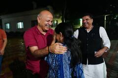 जेल से निकलने के बाद सीएम केजरीवाल के परिवार से मिले मनीष सिसोदिया, देखें तस्वीरें