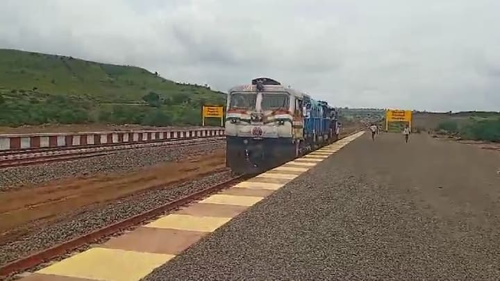 बीड जिल्ह्यात रेल्वे धावावी, बीडच्या नागरिकांनाही मुंबईपर्यंत रेल्वेने प्रवास करता यावा हे स्वप्न दिवंगत भाजप नेते आणि माजी मंत्री गोपीनाथ मुंडे यांनी पाहिलं होत. आता, ते स्वप्न सत्यात उतरत आहे.