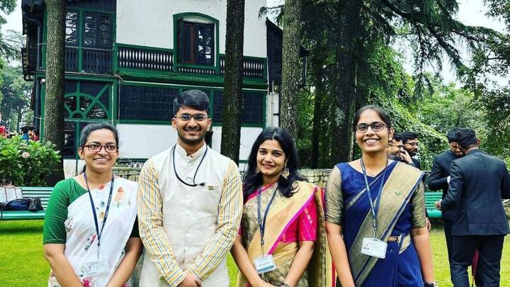 ঐচ্ছিক বিষয়গুলির জন্য পবন কোচিং নিয়েছিলেন। দিয়েছিলেন মক ইন্টারভিউ, পরীক্ষাও। তারপরেই ইউপিএসসি জয় করেন তিনি।   ছবি- পবনদত্তের ইনস্টাগ্রাম