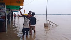 Bihar Flood: बक्सर के दियारा इलाके में बाढ़ का खतरा बढ़ा, खतरे के निशान से ऊपर बह रही गंगा, देखें ये तस्वीरें