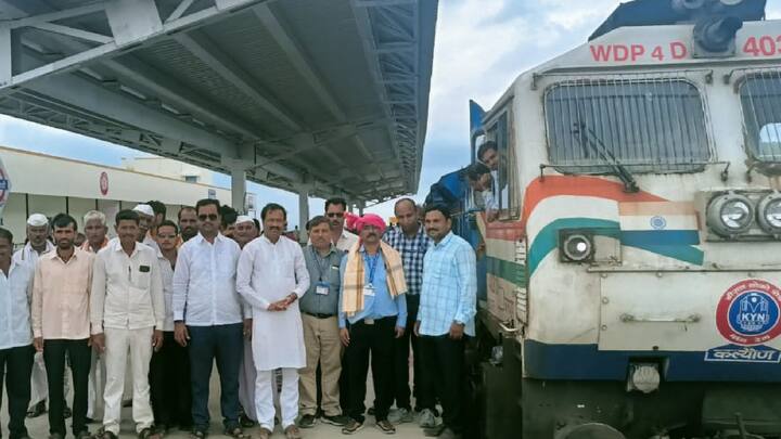 बीड जिल्ह्यातील शिरूर कासार तालुक्यात असलेल्या व बिडपासून 30 किलोमीटर असलेली विघनवाडी पर्यंतच्या रेल्वेचं काम पूर्ण झाले व शुक्रवारी रेल्वे धावल्याने नागरिकांनी आनंद व्यक्त करत चाचणी रेल्वेचे स्वागत केले.