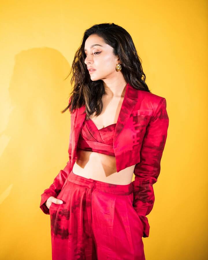 Shraddha started her acting career with the film 'Teen Patti'. But the actress got real recognition from the film 'Aashiqui 2'. In which she was seen with Aditya Roy Kapoor.