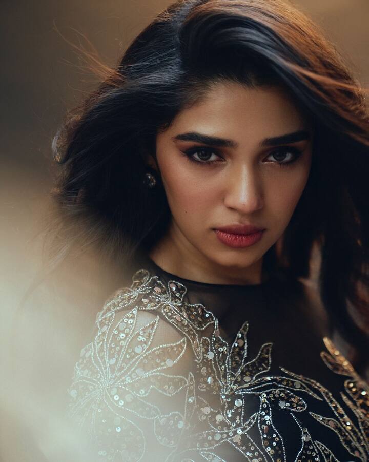 టాలీవుడ్ లో జోరు తగ్గితేనేం మలయాళం,తమిళం మూవీస్ తో బిజీగానే ఉంది కృతి. తమిళంలోనూ కార్తి, జయం రవి, ప్రదీప్ రంగనాథన్ మూవీస్ లో ఛాన్స్ అందుకుంది..దుల్కర్ సల్మాన్ తోనూ నటిస్తోంది