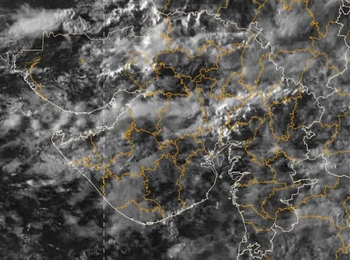 Gujarat Rain Alert: હવામાન વિભાગે આજે જાહેર કરેલી તાજી આગાહી મુજબ, ગુજરાતના મોટાભાગના જિલ્લાઓમાં આગામી ત્રણ કલાકમાં હળવાથી મધ્યમ વરસાદની સંભાવના છે.