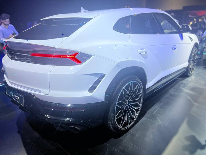 इस कार के हाईब्रिड होने की वजह से इस कार को आप 60 किलोमीटर तक प्योर इलेक्ट्रिक मोड में चला सकते हैं. इस कार को 10 ड्राइविंग मोड में चलाया जा सकता है. Urus SE में चार नए मोड जोड़े गए हैं, जिसमें ईवी ड्राइव, हाईब्रिड, रिचार्ज और परफॉर्मेंस को शामिल किया गया है.