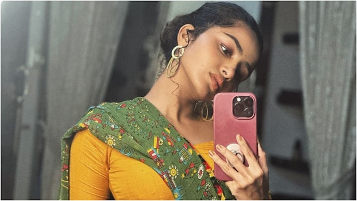 Anupama Parameswaran: మలయాళ బ్యూటీ అనుపమ పరమేశ్వరన్ సినిమాల్లో ఎంత బిజీగా ఉన్నా సోషల్ మీడియాలో ఎప్పటికప్పుడు తన ఫోటోలు షేర్ చేస్తూనే ఉంటుంది. తాజాగా శారీలో ఫోటోలు షేర్ చేసి అందరినీ ఫిదా చేస్తోంది.