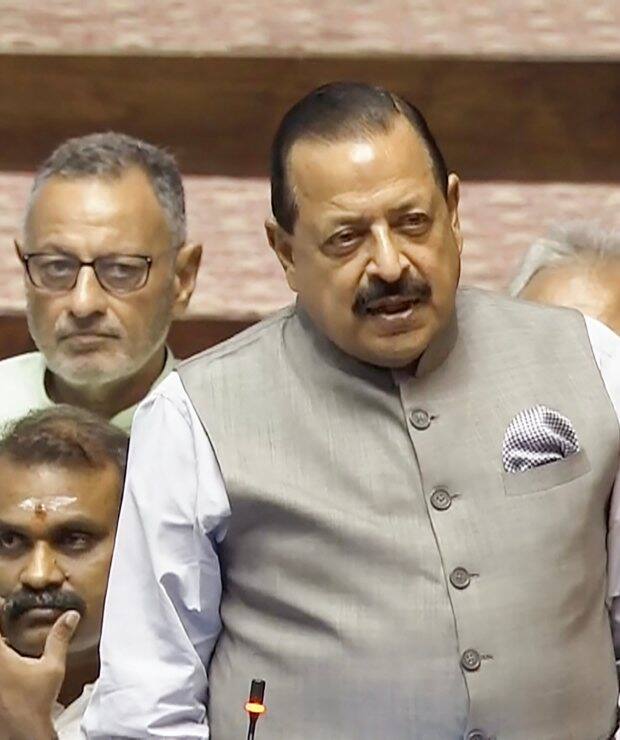 जितेंद्र सिंह ने कहा कि जाति या समुदाय का प्रमाण पत्र जारी करने और जांच करने की जिम्मेदारी राज्य सरकारों की होती है.