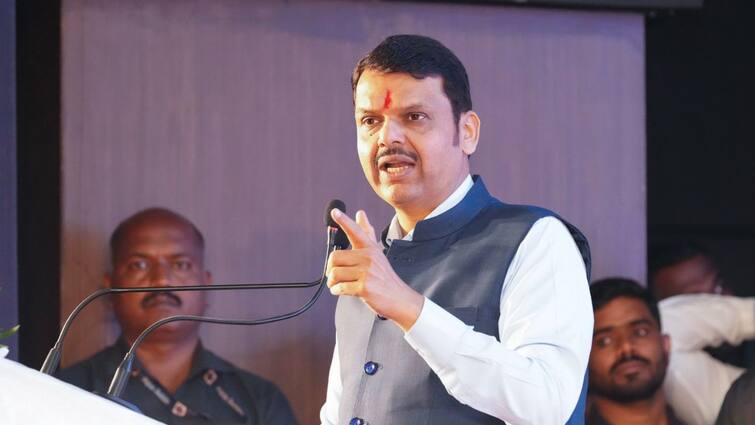 Devendra Fadnavis I am targeted by many leaders over Maratha reservation but history does not remember slang Devendra Fadnavis Marathi News Devendra Fadnavis : मला मराठा आरक्षणावरून अनेक नेत्यांकडून टार्गेट केलं जातं , पण इतिहास शिव्यांना लक्षात ठेवत नाही : देवेंद्र फडणवीस