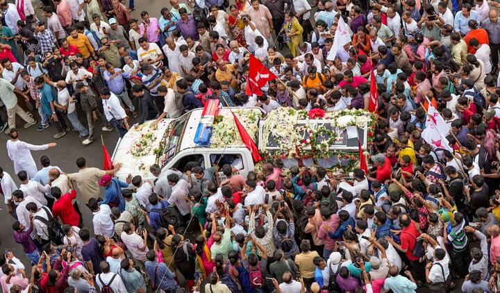 বুদ্ধদেব ভট্টাচার্যকে শেষ শ্রদ্ধা জানাতে অন্ধপ্রদেশ, কেরল, তামিলনাড়ু থেকেও হাজির হয়ছিলেন পার্টিকর্মী, সদস্যরা। প্রাক্তন মুখ্যমন্ত্রীকে শেষ শ্রদ্ধা জানাতে লাইন পড়ে যায় মৌলালি পর্যন্ত। যার ফলে বন্ধ করে দিতে হয় এজেসি বোস রোডের একটি দিক