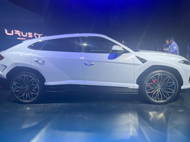 Urus SE-তে একাধিক লুকস বদল হয়েছে। LED হেডল্যাম্প আরও একটু সরু হয়েছে। এয়ারোডায়নামিক- বদলও করা হয়েছে।