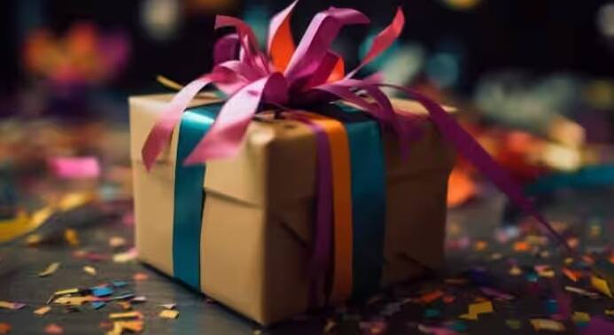 Gift deed or Will: લોકો ઘણીવાર લગ્નમાં જન્મદિવસ પર અથવા એનિવર્સરી પર એકબીજાને ભેટો આપે છે. આમાં વિવિધ પ્રકારની ગિફ્ટનો સમાવેશ થાય છે.