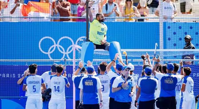 Hockey India Bronze Medal: ભારતીય હૉકી ટીમે બ્રોન્ઝ મેડલ જીત્યા બાદ જોરશોરથી ઉજવણી કરી હતી. ટીમ ઈન્ડિયાના ખેલાડી મનપ્રીત સિંહે આ મેડલ ગોલકીપર શ્રીજેશને અર્પણ કર્યો હતો.