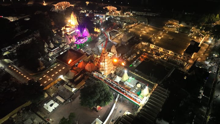 मध्य प्रदेश के उज्जैन में महाकालेश्वर मंदिर के दूसरे तल पर स्थित नागचंद्रेश्वर महादेव मंदिर का पट साल में एक बार नाग पंचमी के दिन खोला जाता है.