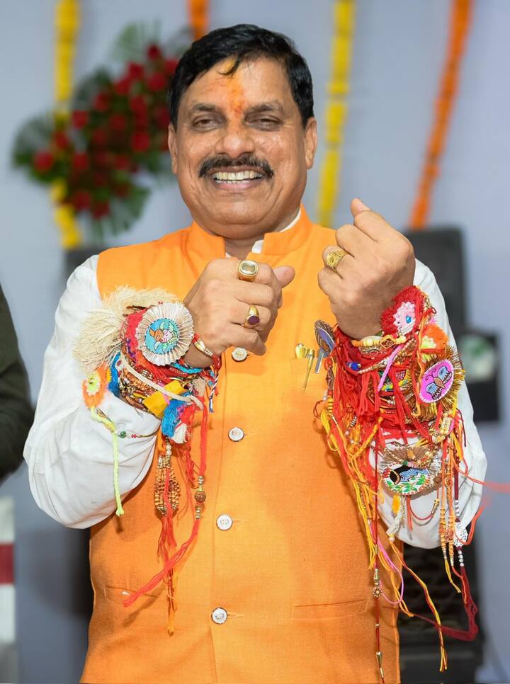 उन्होंने हॉकी खिलाड़ी विवेक सागर को ओलंपिक में उनके अच्छे प्रदर्शन को देखते हुए एक करोड़ रुपये की धनराशि देने की घोषणा की है.