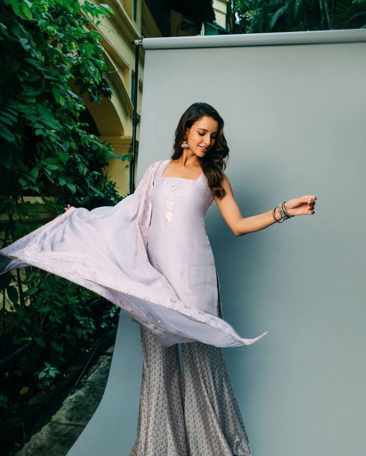 Latest Photos: ఇండస్ట్రీలో నటి ఫేం, స్టార్డబ్ పొందడం అంత ఈజీ కాదు. ఓ పెద్ద సక్సెస్ రావాలి. అదీ కూడా లీడ్ రోల్ అయితేనే.