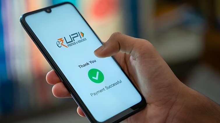 how to block UPI ID tollfree numbers in case of phone stolen google pay phonepe paytm know details here UPI ID: चोरी हो गया फोन तो घबराएं नहीं, मिनटों में ऐसे ब्लॉक हो जाएगा यूपीआई आईडी