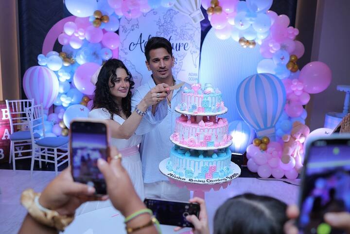 बेबी शॉवर में इस स्टार कपल ने एक बड़ा सा केक भी कट किया. इस फंक्शन की पूरी डेकोरेशन पिंक और व्हाइट थीम पर की गई थी.