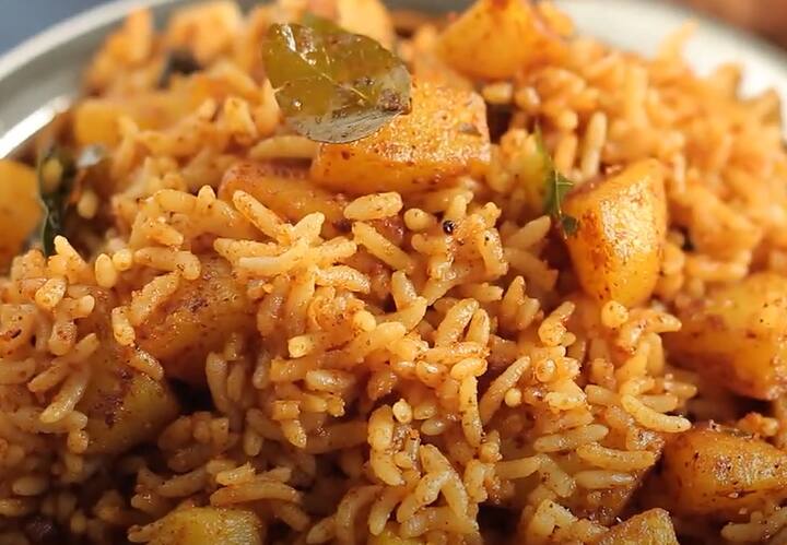 செய்முறை: முதலில் கடாயில் உளுத்தம் பருப்பு, கடலை பருப்பு, மிளகு, சிவப்பு மிளகாய், மல்லி விதை, சீரகம், வெந்தயம் ஆகியவற்றை சேர்த்து பொன்னிறமாக வறுத்து, சிறிது நேரம் ஆறவிட்டு வைத்து எடுத்துக் கொள்ளவும்.