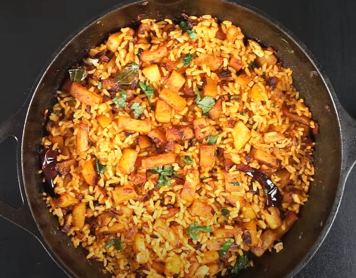 அடுத்தது இந்த மசாலா கலவையில் வேகவைத்த சாதத்தை சேர்த்து மசாலாவோடு நன்கு கிளறினால் சுவையான உருளைக்கிழங்கு சாதம் தயார்.