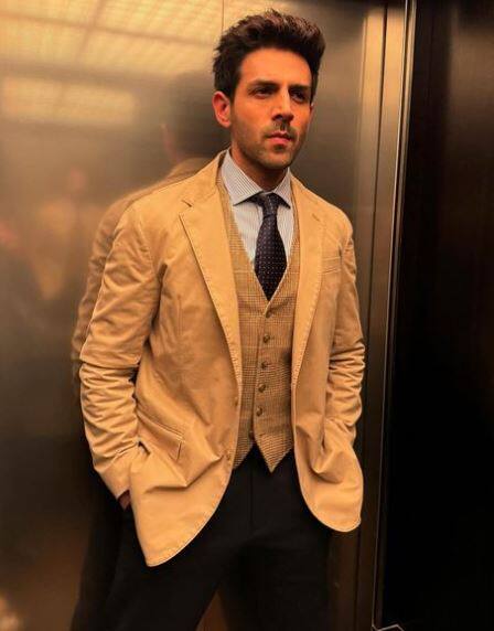 कार्तिक आर्यन ने हाल ही में 'चंदू चैंपियन' जैसी फिल्म की है जो एक बायोपिक थी. इस रोल में उनके काम को खूब पसंद किया गया. बताया जा रहा है कि कार्तिक नीरज चोपड़ा की बायोपिक के लिए दावेदारी रख सकते हैं.