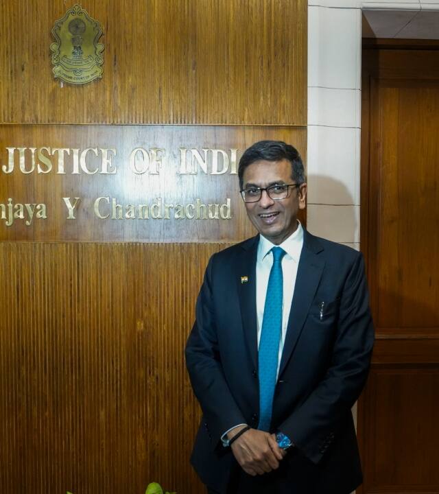 उन्होंने कहा कि एक डिस्ट्रिक्ट जज ने याचिका दाखिल की है, जो कैंसर से लड़ रहे हैं.CJI चंद्रचूड़ ने कहा कि हाई कोर्ट के जजों को फैसला सुनाने के बहुत कम मामले मिलते हैं और 60 साल की उम्र में रिटायर होने के बाद वे वकील के तौर पर वकात भी नहीं कर सकेत हैं.