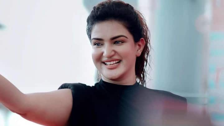 Honey Rose in White Saree : హనీరోజ్​కి  ఉండే క్రేజ్ వేరు. ఆ సినిమాలకన్నా.. ఆమె ఇన్​స్టాలో పెట్టే పోస్టులు, ఫొటోస్ ఎక్కువగా ట్రెండ్ అవుతుంటాయి...హనీ రోజ్ లేటెస్ట్  పోస్ట్ చేసిన ఫొటోస్ ఇవే....