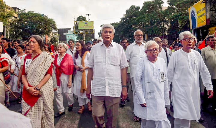 সকাল ১০.৩৯ মিনিট। পিস ওয়ার্ল্ড ছেড়ে বিধানসভার উদ্দেশে রওনা হয় কনভয়। শববাহী গাড়ির সামনের আসনে ছিলেন সুজন চক্রবর্তী। মুহুর্মুহু উঠতে থাকে লাল সেলাম আর অমর রহে ধ্বনি। পার্ক সার্কাস, পার্ক স্ট্রিট হয়ে শোক মিছিলের মুখ তখন বিধানসভার দিকে।