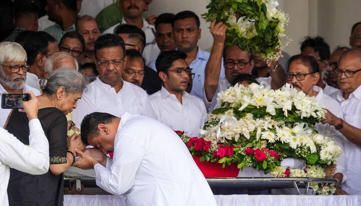 তাঁর ট্রেডমার্ক ছিল সাদা ধুতি-পাঞ্জাবি আর পায়ে কোলাপুরি চটি। গান-কবিতা-ছবি ছিল পছন্দের। পড়ে রইল তাঁর কাজ, তাঁর স্মৃতি। বিদায় বেলাতেও তিনি দিয়ে গেলেন আলো।