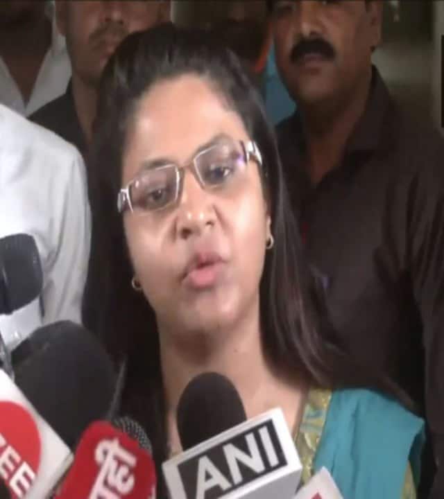 अभी हाल ही में ऐसा ही एक मामला सामने आया था, जिसमें संघ लोक सेवा आयोग (UPSC) ने प्रोबेशनरी आईएएस अधिकारी पूजा खेडकर की उम्मीदवारी खारिज कर दी थी. पूजा खेडकर ने योग्यता से पड़े सिविल सेवा परीक्षा में धोखाधड़ी से प्रयास करने की कोशिश की थी, जिसकी वजह से वह भविष्य में भी कोई परीक्षा नहीं दे पायेंगी.