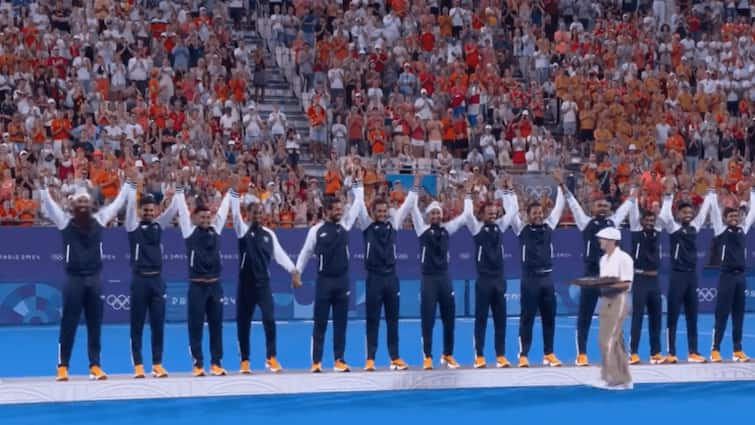 Paris Olympics 2024 WATCH India Men Hockey Team Receive Their Bronze Medal Spain 52 Year Wait Over History Harmanpreet Singh PR Sreejesh Neeraj Chopra Silver Javelin Throw Men's Hockey Team Receive Their Medals At The Same Time As Neeraj Chopra Wins Silver In Paris Olympics — WATCH