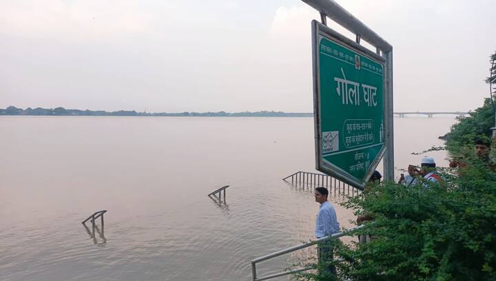 बक्सर जिले में गंगा का पानी लगातार बढ़ने से जिले के लोग खास कर दिया इलाके में कई गांव में लोग भयभित हैं. जिला प्रशासन भी दावा कर रहा है कि बाढ़ के खतरे को लेकर प्रशासन अलर्ट मोड पर है. गंगा का पानी पिछले कुछ दिनों से लगातार बढ़ रहा है.