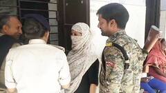 OMG! बिहार में हथियार तस्कर के यहां रेड मारने पहुंची थी पुलिस, गोली-बंदूक संग पकड़ी गई उसकी पत्नी