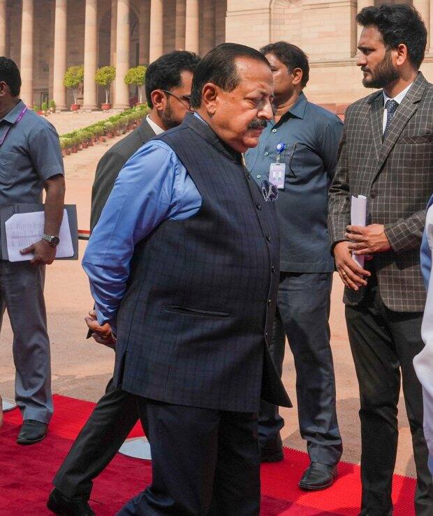 केंद्रीय मंत्री ने यह भी बताया कि वर्तमान नियमों में यह मौजूद है कि सरकारी कर्मचारी बनने के लिए अगर किसी ने गलत सूचना या प्रमाण पत्र जमा किए है तो उसे सेवा में जगह नहीं दी जाएगी.