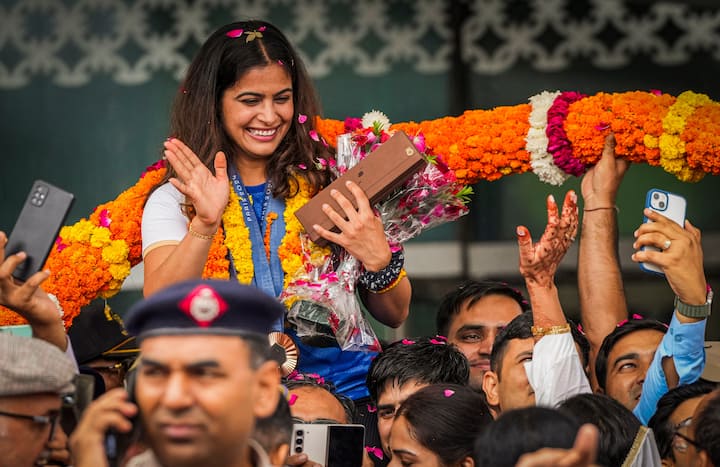 Bhaker being welcomed upon her arrival at the airport, in New Delhi, Wednesday, Aug. 7, 2024. (Image Source: PTI)