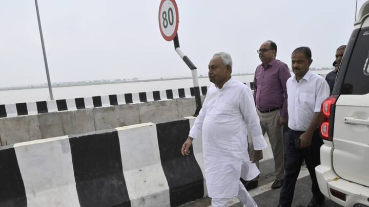 मुख्यमंत्री अटल पथ होते हुए जेपी. गंगा पथ पहुंचे और कंगन घाट तक गंगा नदी के बढ़ते जलस्तर का जायजा लिया.