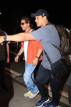 एयरपोर्ट पर सुपर स्टाइलिश लुक में नजर आए SRK, रेड जैकेट के साथ डेनिम में डैपर लगे किंग खान